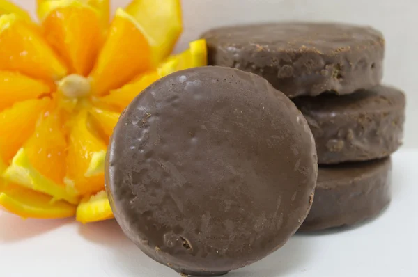 Biscoitos de chocolate escuro decorados com laranja fresca — Fotografia de Stock