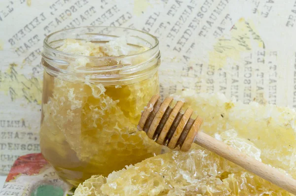 Ковш с медом и лимоном крупным планом — стоковое фото