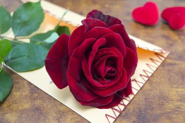 Rose and a handmade love envelope — Stock Fotó