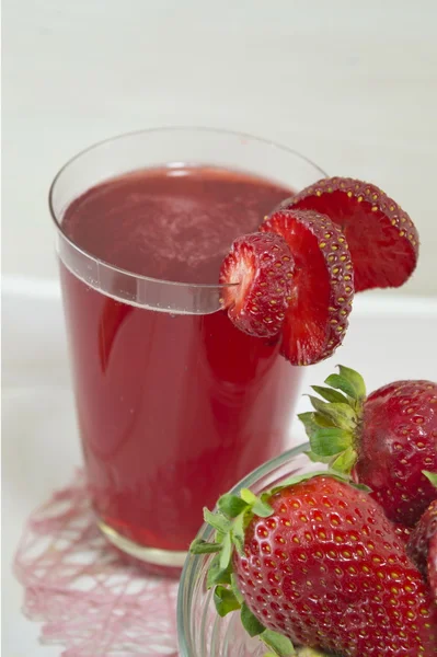 Jordgubbsjuice och färska jordgubbar serveras på tallriken — Stockfoto