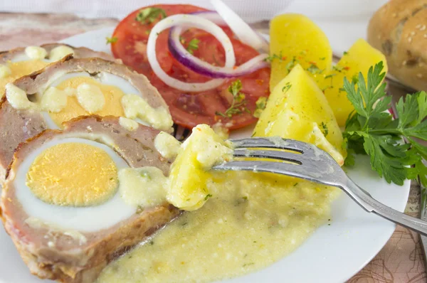 Fleisch mit Kartoffeln und Tomaten auf einem Teller — Stockfoto