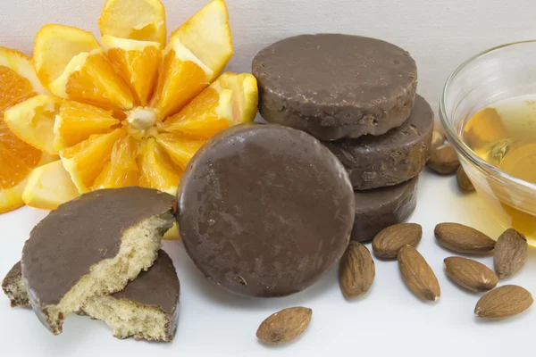 Fluffy chocolate cookies decorated with fresh orange — ストック写真