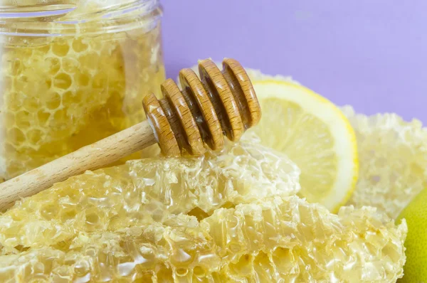 Honeycomb dipper and lemon close up — Stock Photo, Image