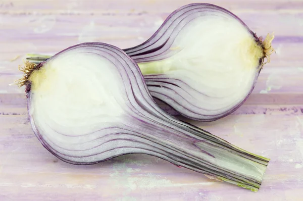 Young garlic on a magenta wooden board — ストック写真