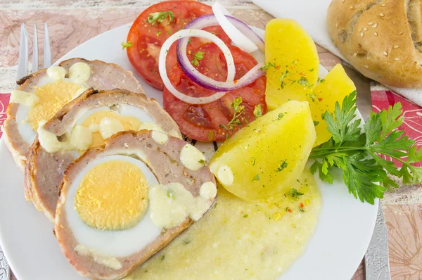 Fleisch mit Kartoffeln und Tomaten auf einem Teller — Stockfoto