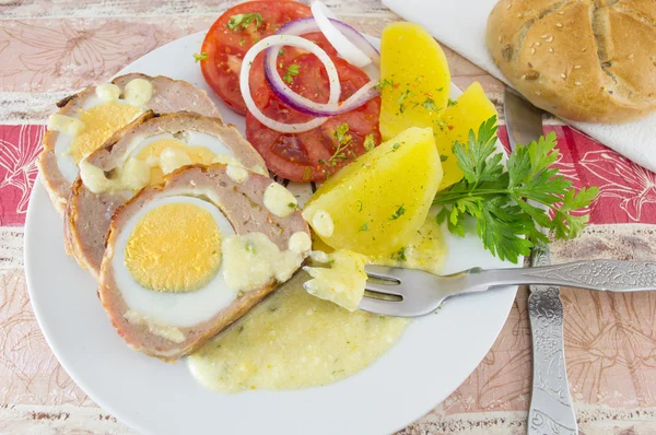 Fleisch mit Kartoffeln und Tomaten auf einem Teller — Stockfoto