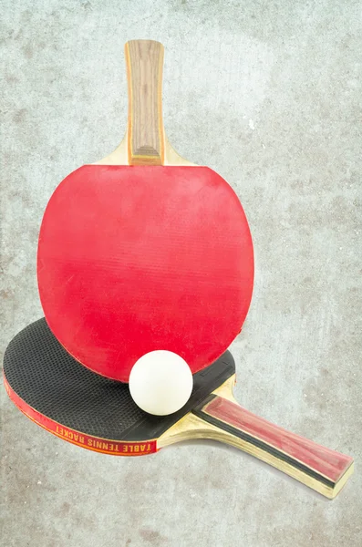 Dos raquetas de tenis de mesa y una pelota — Foto de Stock