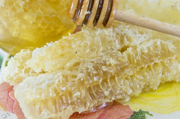 Ковш с медом и лимоном крупным планом — стоковое фото