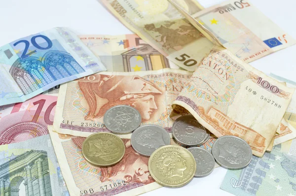 Grecką drachmą i euro banknotów na biały — Zdjęcie stockowe