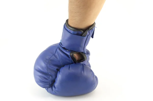 Mans mano in guanto da boxe blu isolato — Foto Stock