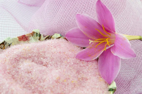 Flor de lírio rosa com sal de banho rosa em decoupage arco decorado — Fotografia de Stock