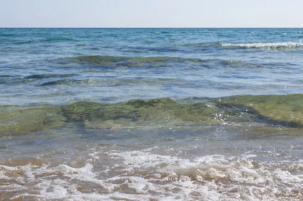 Küçük dalgalar halinde kristal mavi deniz — Stok fotoğraf