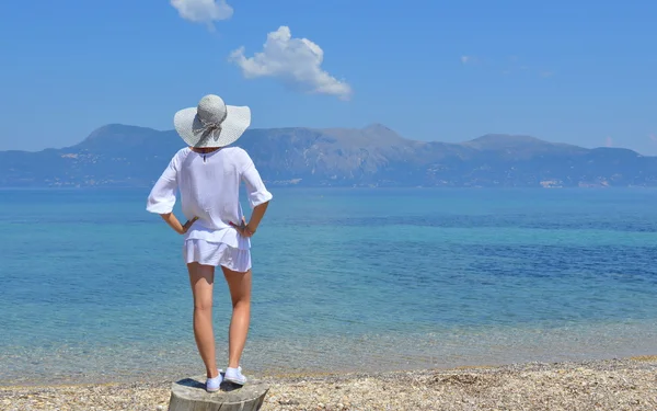 Giovane donna che guarda le montagne sopra il mare — Foto Stock