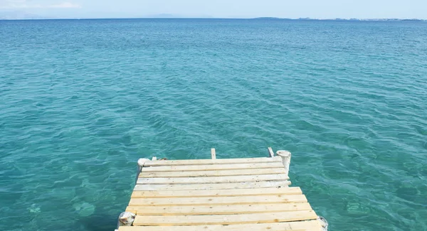 Kleine houten dok en blauwe zee — Stockfoto