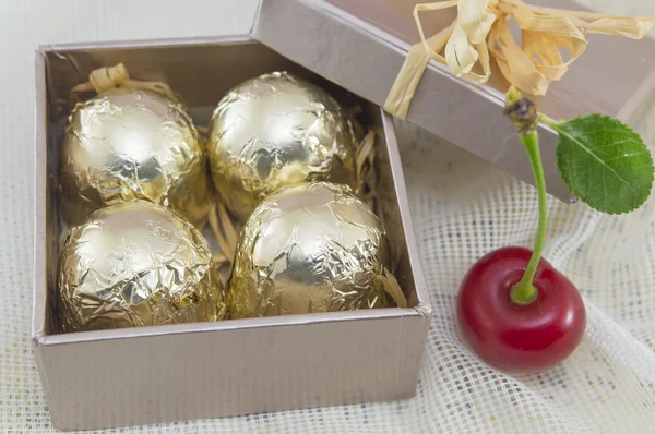 Шоколадні цукерки, загорнуті в золотисту упаковку в червоний колір — стокове фото