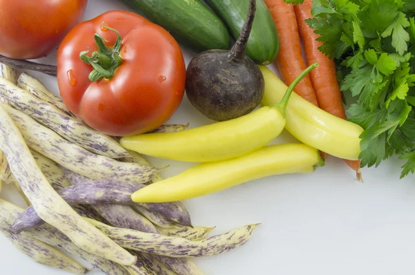 Барвисті овочі на столі готові до приготування їжі — стокове фото