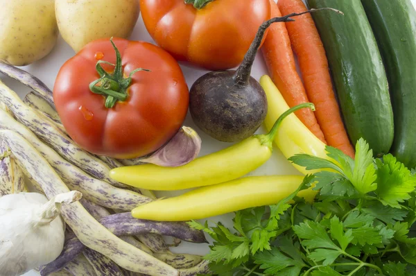 Legume colorate pe masă gata pentru prepararea alimentelor — Fotografie, imagine de stoc