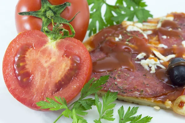 Tomate a la mitad con rebanada de pizza y perejil en el fondo —  Fotos de Stock