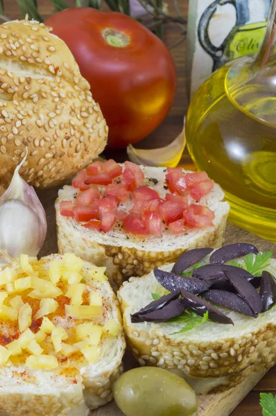 Vegetarische Sandwiches mit Gemüse auf dem Tisch — Stockfoto