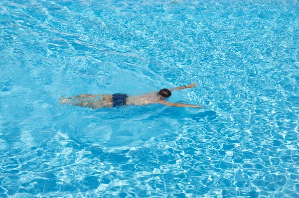 Um homem a nadar sozinho na piscina. Férias . — Fotografia de Stock