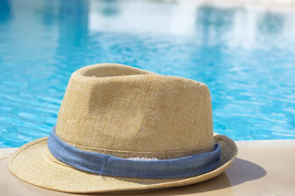Chapéu de palha junto à piscina — Fotografia de Stock