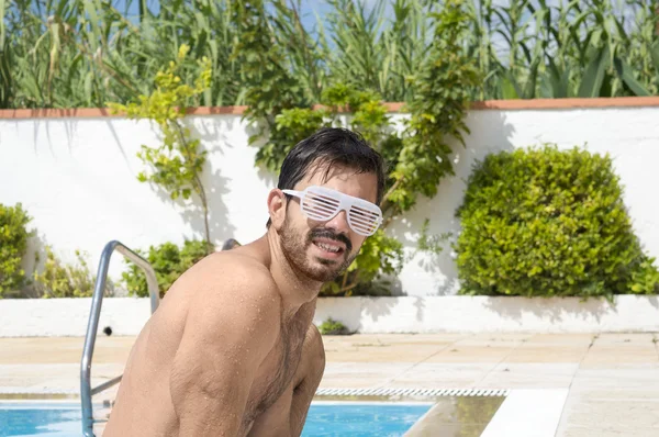 Άνθρωπος να βγουν από την πισίνα φορώντας γυαλιά κόμμα χορού — Φωτογραφία Αρχείου