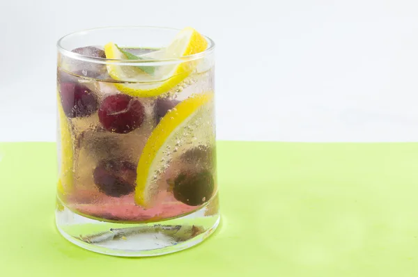 Naturlig hallon frukt cocktail med is, citron och skivad frukt — Stockfoto