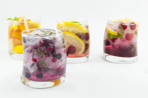 Naturlig fruktsaft iced-T med is, citron och skivade frukter i — Stockfoto