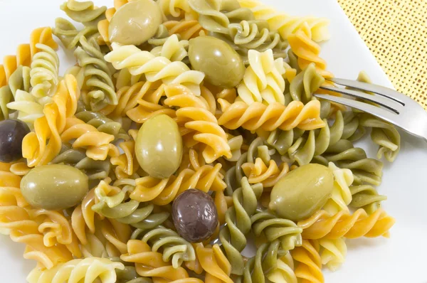 Pastas coloreadas con aceitunas de cerca — Foto de Stock