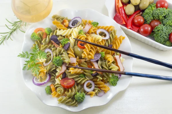 Comida de pasta cocida con verduras frescas servidas w —  Fotos de Stock