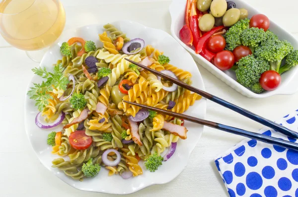 Comida de pasta cocida con verduras frescas servidas w —  Fotos de Stock