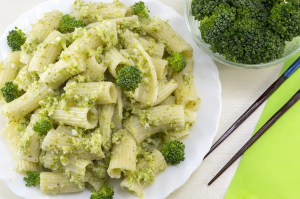 Pasta with broccoli served with cooked broccoli in a white bow o — Stock Photo, Image