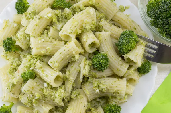 Pasta with broccoli served with cooked broccoli close up — Stock Photo, Image