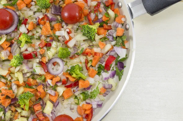 准备健康的一餐煮一锅蔬菜沙拉 图库图片