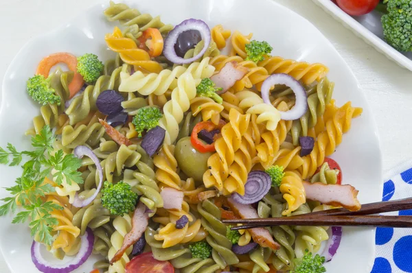 Pasta meal cooked with vegetables with fresh vegetables served w — Stock Photo, Image