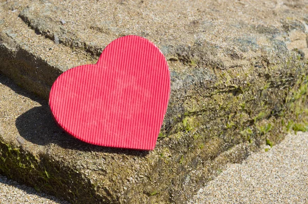 Hart vorm op een rotsachtige strand. Zomer liefde abstract — Stockfoto