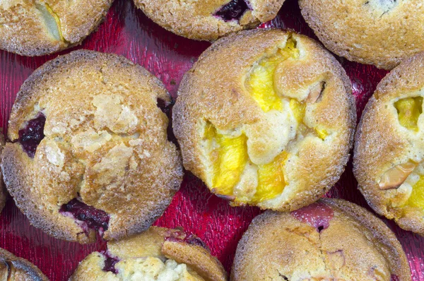 Muiffins de frutas caseras en un plato rojo vista superior — Foto de Stock