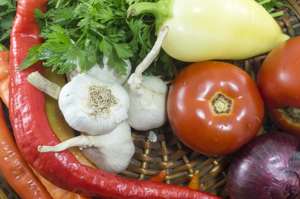 Барвисті овочі та спеції на дерев'яній тарілці готові для коо — стокове фото