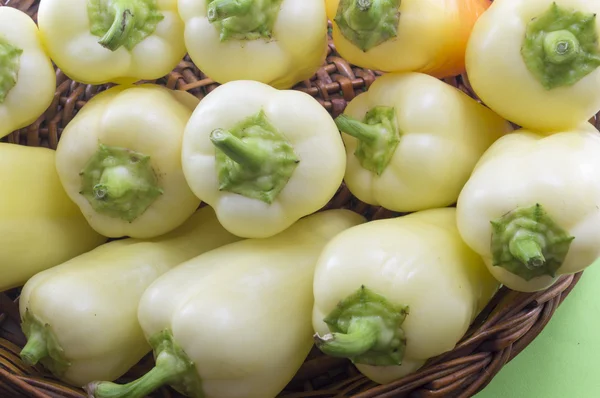 Naturale accordo peperoncino verde e arancio su una p di legno — Foto Stock