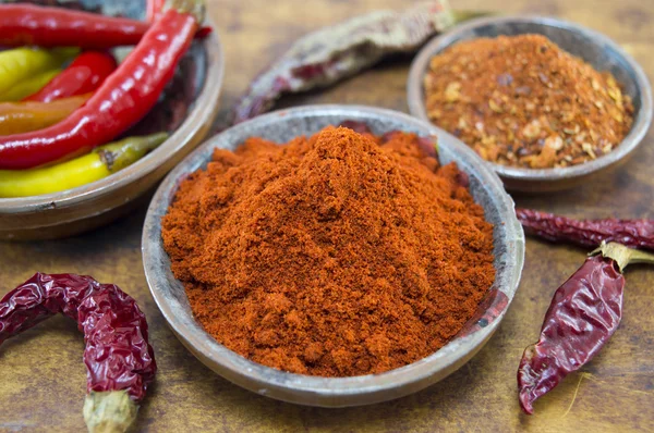 Friss, szárított, földelt, apróra vágott és egész paprika természetes woo — Stock Fotó