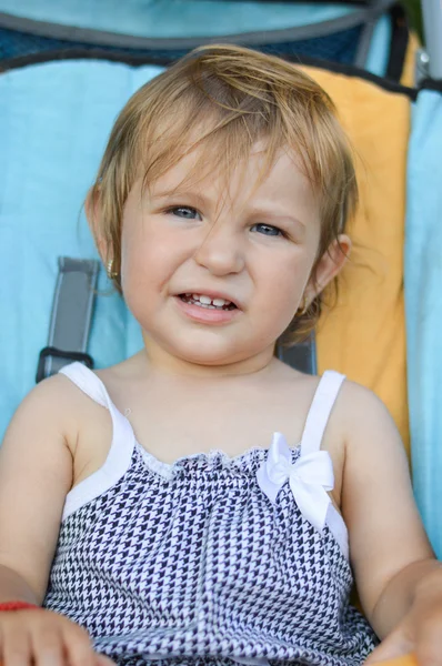 Retrato de una adorable niña de un año cabalgando en carri de bebé — Foto de Stock