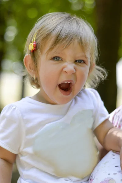 Carino una bambina di un anno sbadigliare — Foto Stock