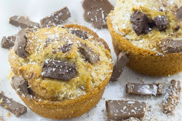 Chocolade muffins versierd met chocolade en kokos op backgr — Stockfoto