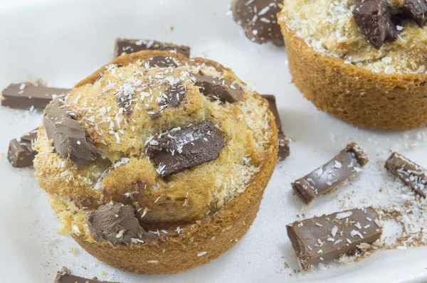 Schokoladenmuffins mit Schokolade und Kokosnuss auf Backgr — Stockfoto