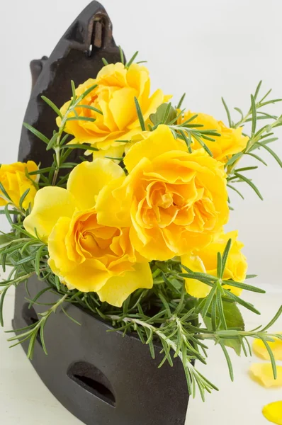 Buquê de rosas amarelas com alecrim em um ferro vintage como vaso — Fotografia de Stock