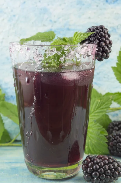 Färska björnbär juice dekorerad med blackberry, socker och blac — Stockfoto