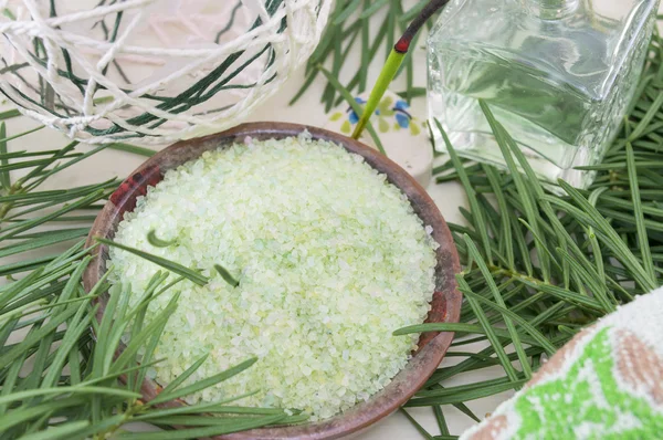 Gren bath salt on with rosemary arrangement — Stock Photo, Image