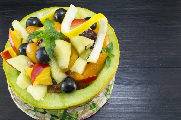 Ensalada de frutas única y saludable servida con chocolate en un mel fresco —  Fotos de Stock