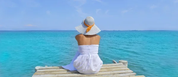 Jovem mulher olhando para o mar de uma doca — Fotografia de Stock