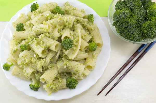 Pasta con brócoli servida con brócoli cocido en un lazo blanco o —  Fotos de Stock